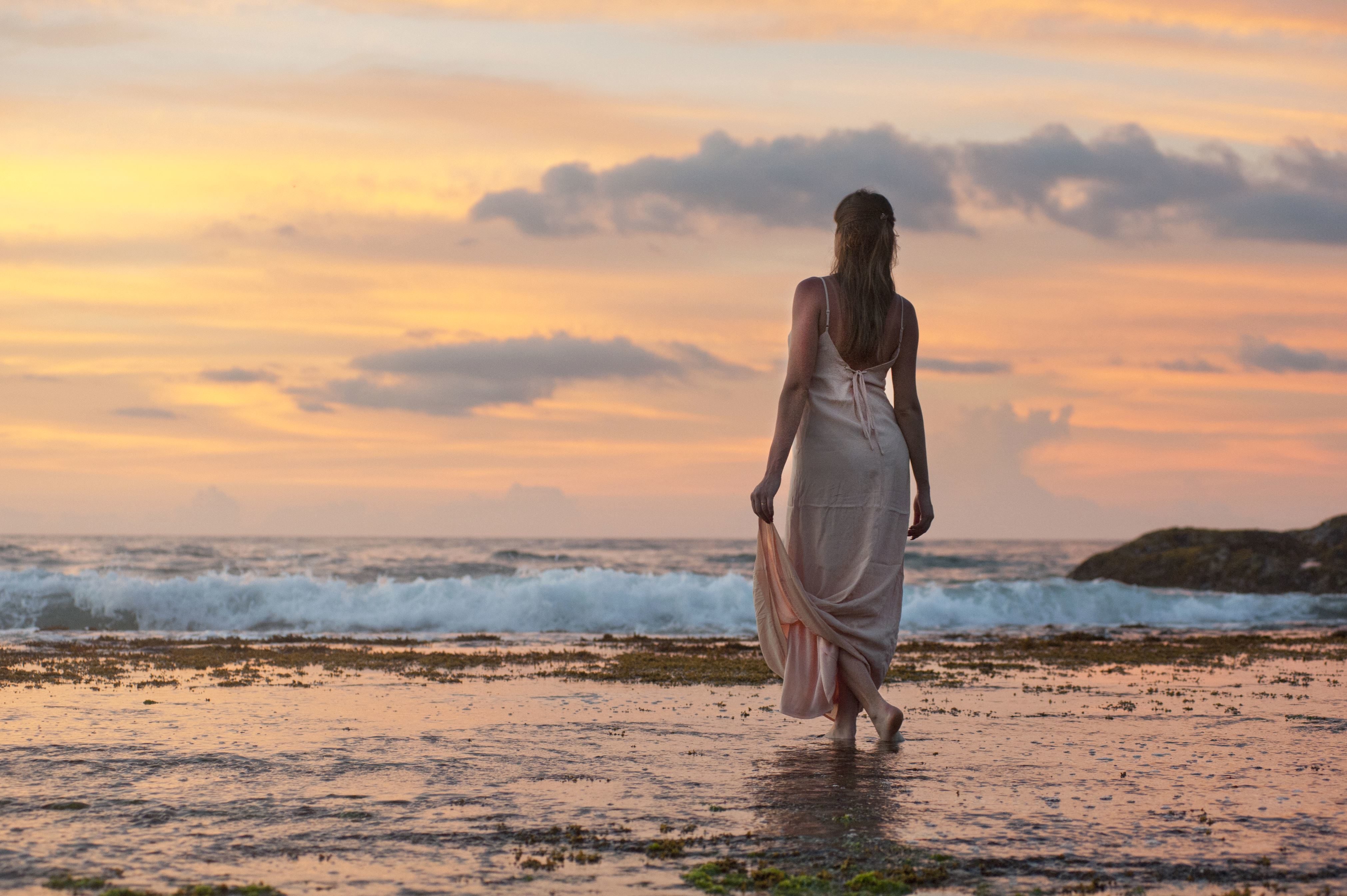 Hình ảnh miễn phí đẹp cô gái đi bộ nước bãi biển đại dương sóng người phụ nữ trẻ