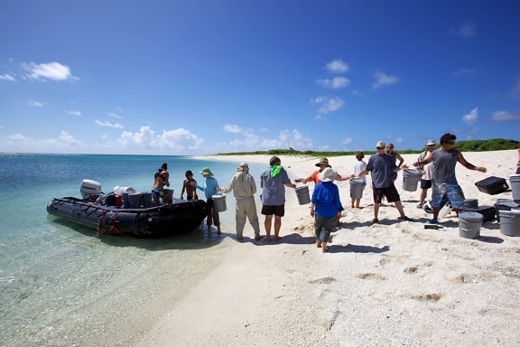 експедиція група людей, човен, літній час, пляж, узбережжя, острів