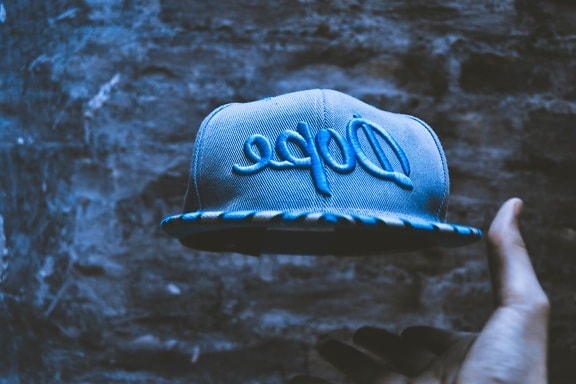 niebieski, cap, ręka, kapelusz, na zewnątrz
