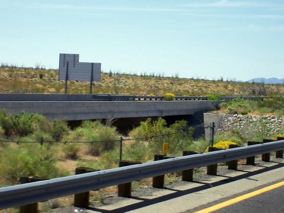 고속도로, 방호 울타리, 금속 범퍼, 교통 표지