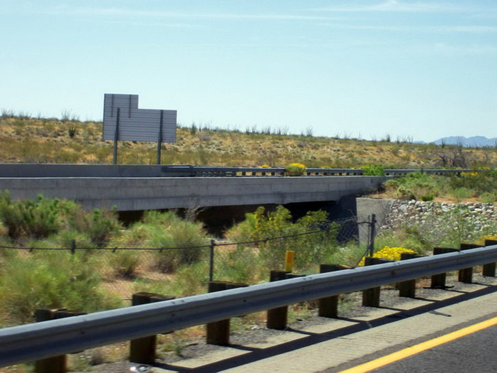 autocesta, zaštitne ograde, metalne branici, prometni znak
