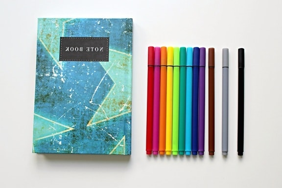 색상의 다채로운 연필, 펜, 노트북