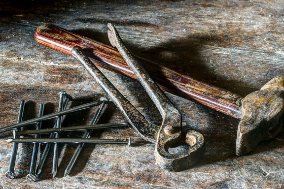 錆びた工具、ハンマー、釘、手のひらツール