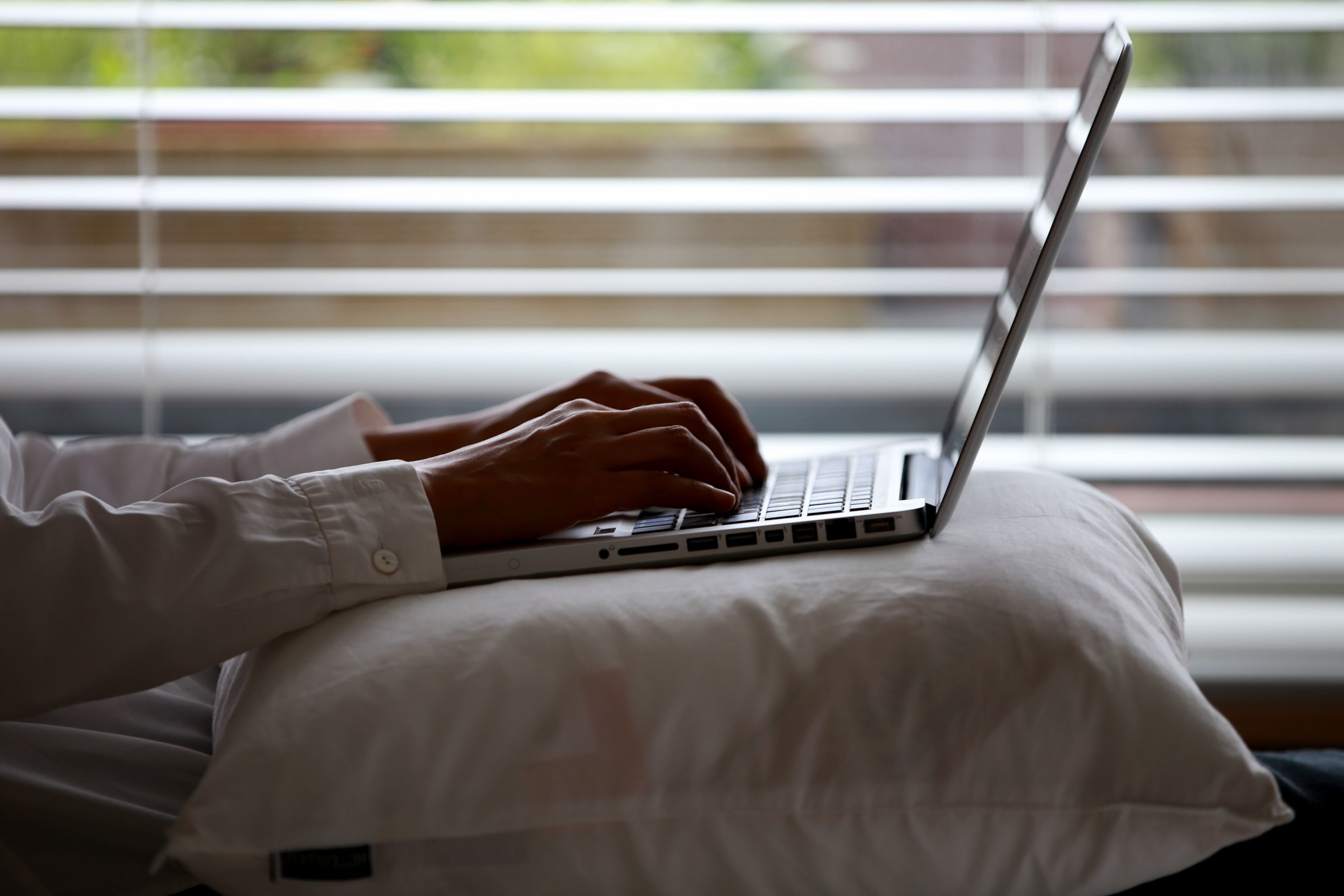 Free picture: laptop, pillow, window, computer, hands