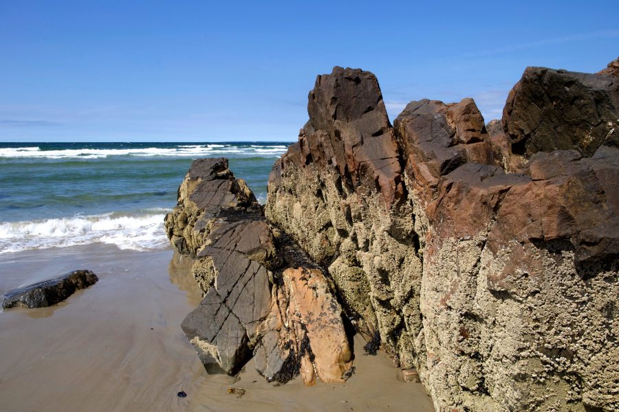 pedras grandes, pequenas conchas, areia, Costa, erosão da praia