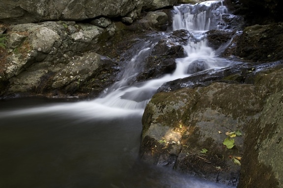 Creek vesiputous, vettä, kiviä
