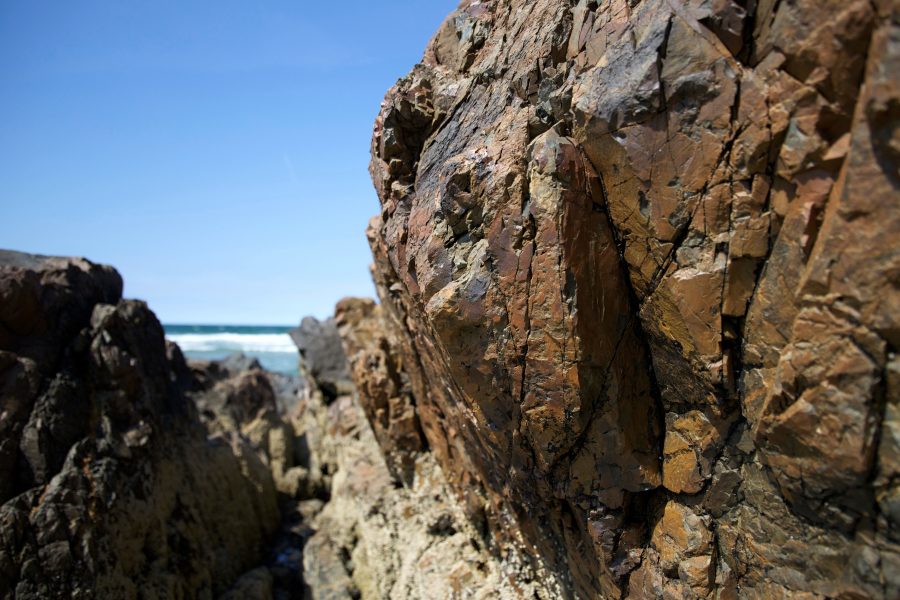rots textuur met grote rotsen, geologie, Oceaan, vallende stenen
