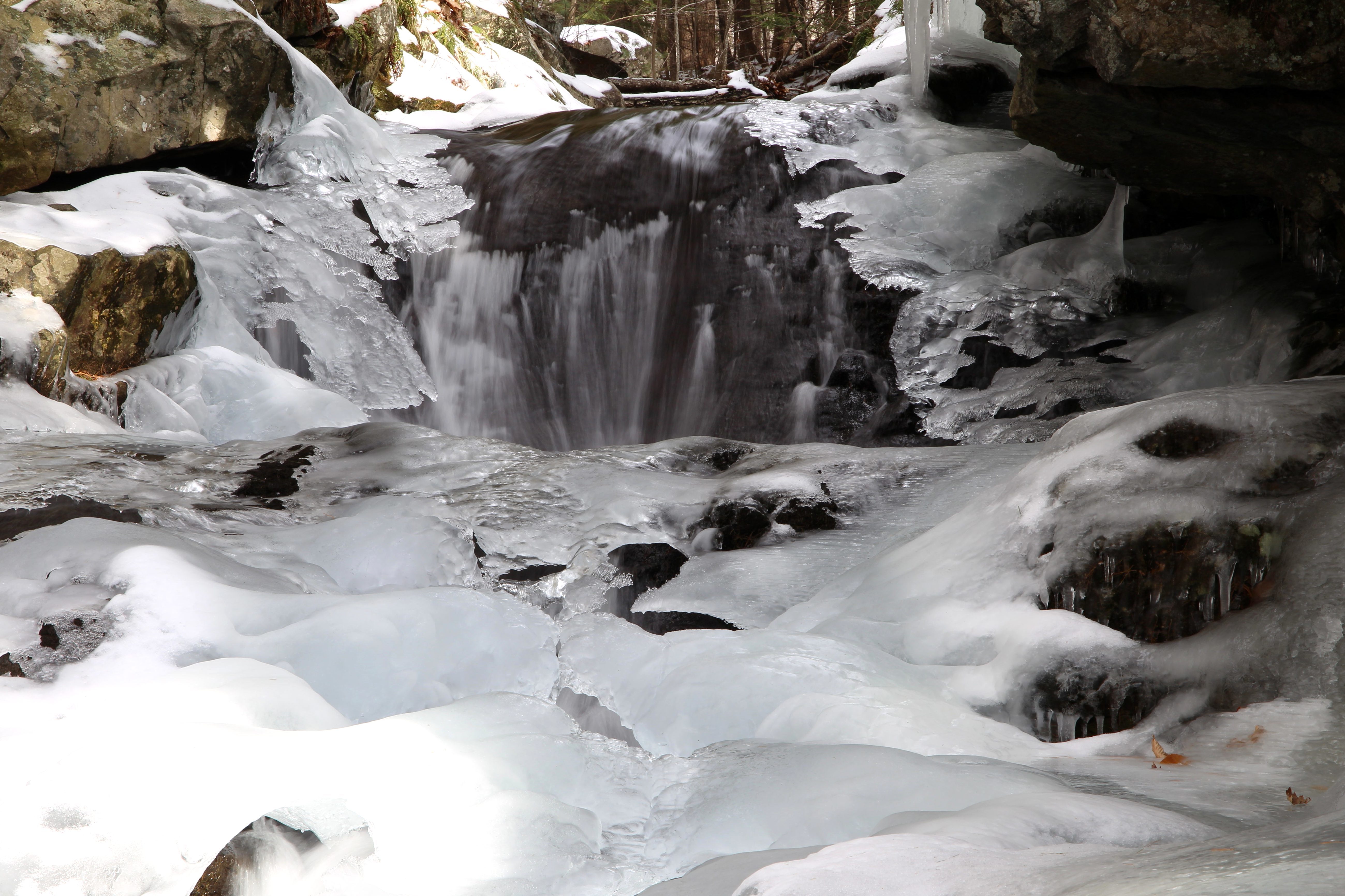 Поток холода. Водопад с камнями снег. Камень с потоками воды. Снежный водопад д быстрая. Полковничьи водопады зимой.