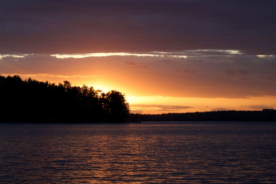 πολύχρωμο ηλιοβασίλεμα ηλιοβασίλεμα, καλοκαίρι, δέντρα, λίμνη, σύννεφα