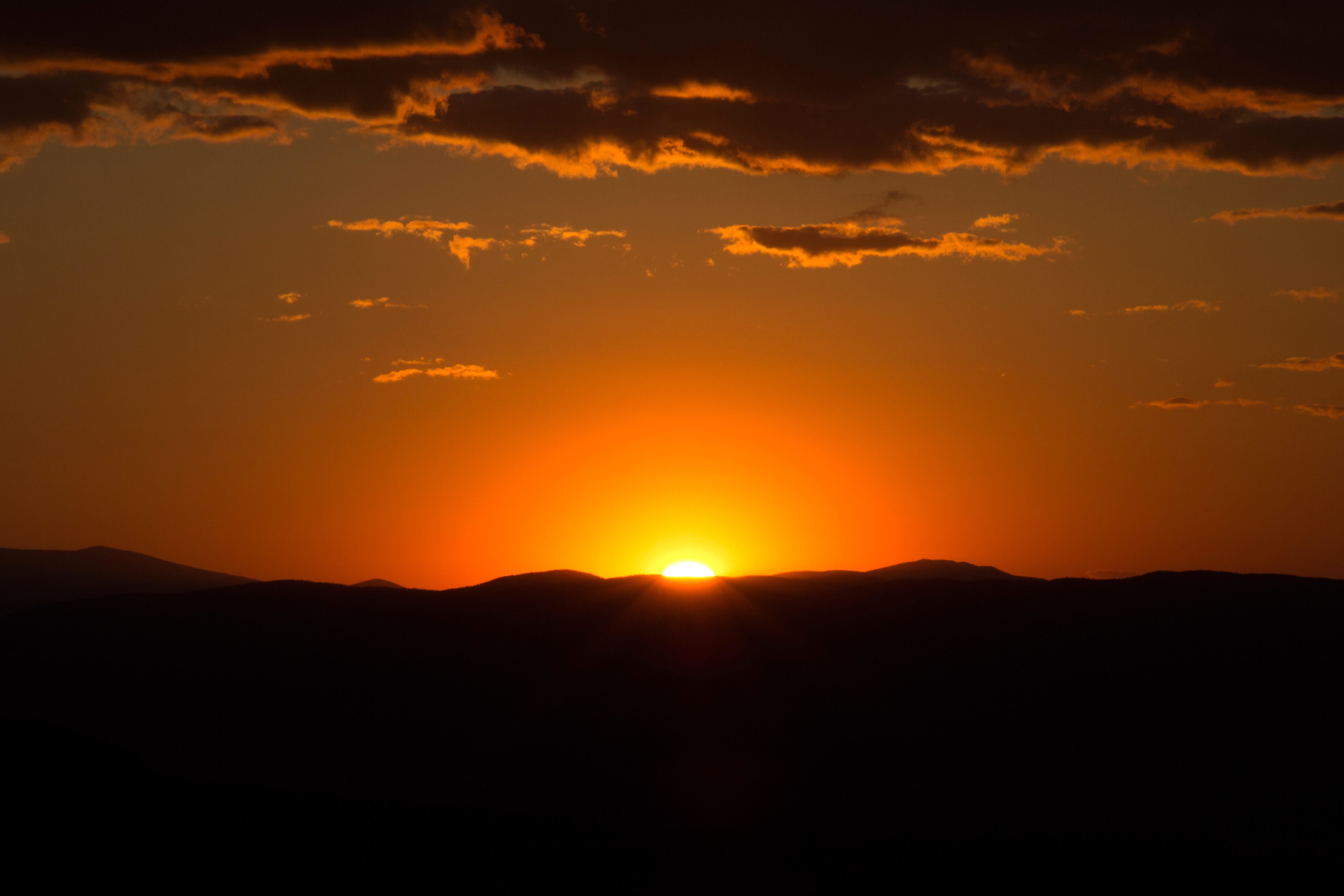 フリー写真画像 オレンジ色の夕焼け 夜 丘 自然 風景 夕日 空