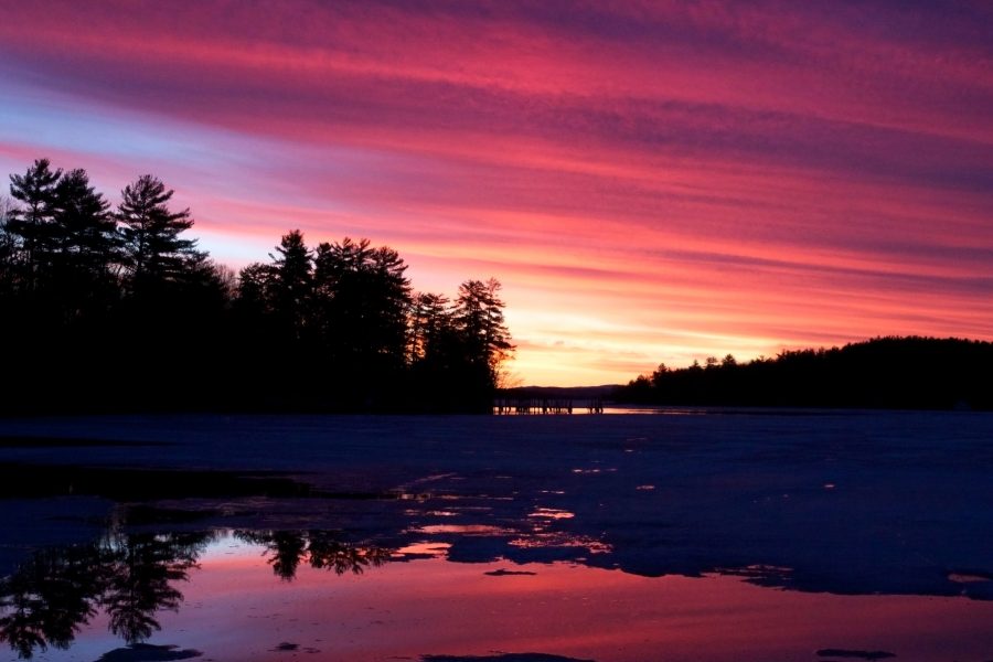 oranžový západ slunce, purple sunset, vodní odraz, západ slunce, jezero, voda, stromy, mraky