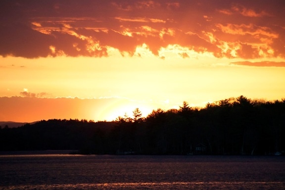 brændende solnedgang, rød himmel, sunset, skyer, sommer, træer, lake