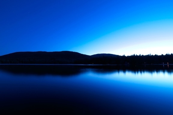 深夜、湖、水の反射、水、湖、山、木