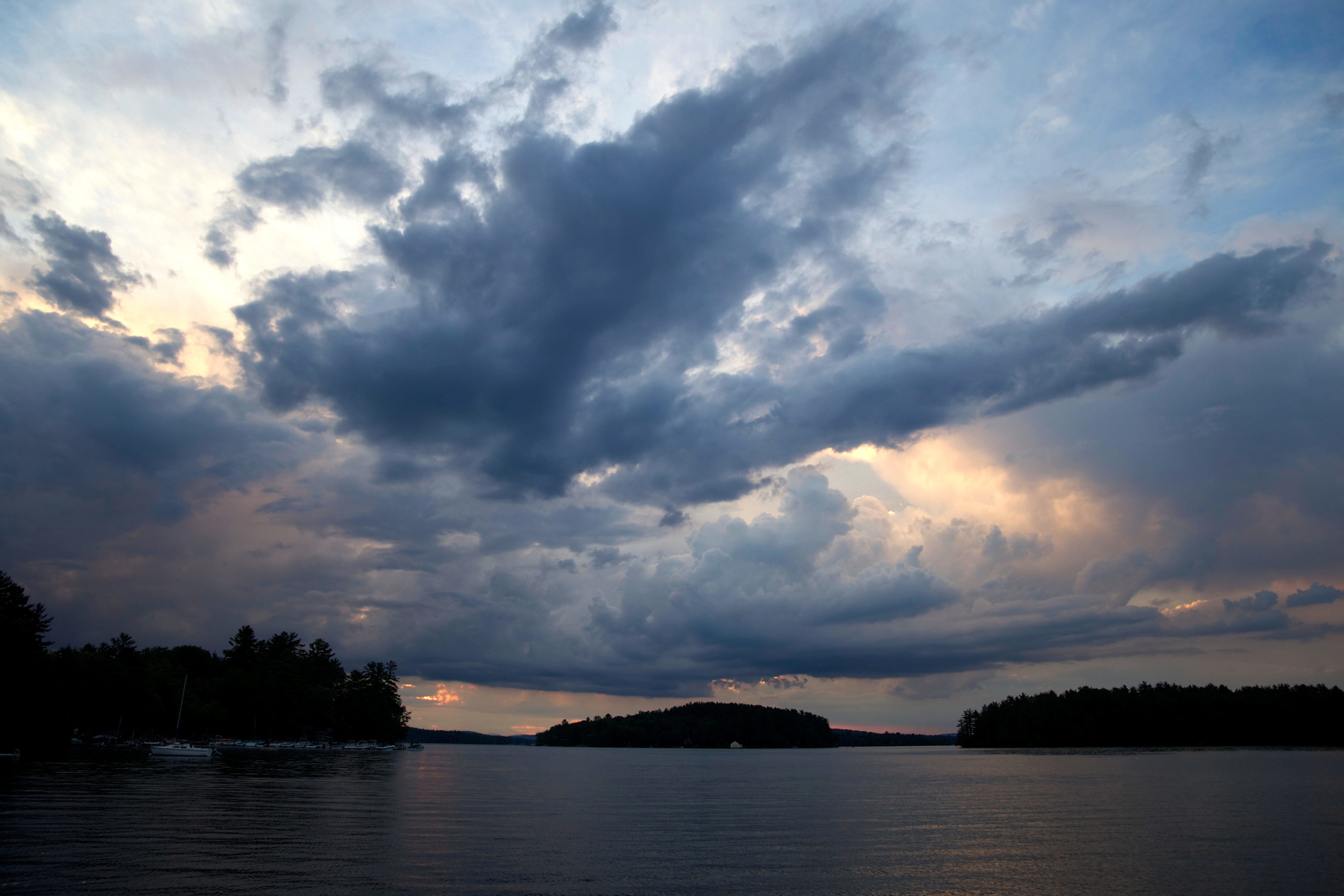Бесплатное изображение: зеркало воды, размышления, темное небо, закат,  облака, вода, небо