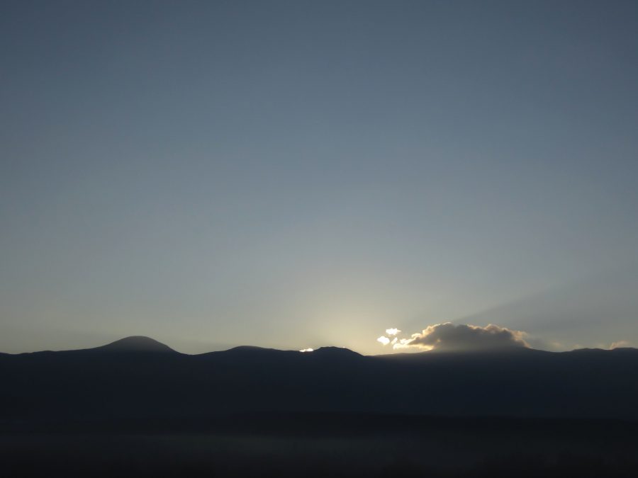 morgondimman, bergen, soluppgång, moln, strålar, sky, sommar, siluett