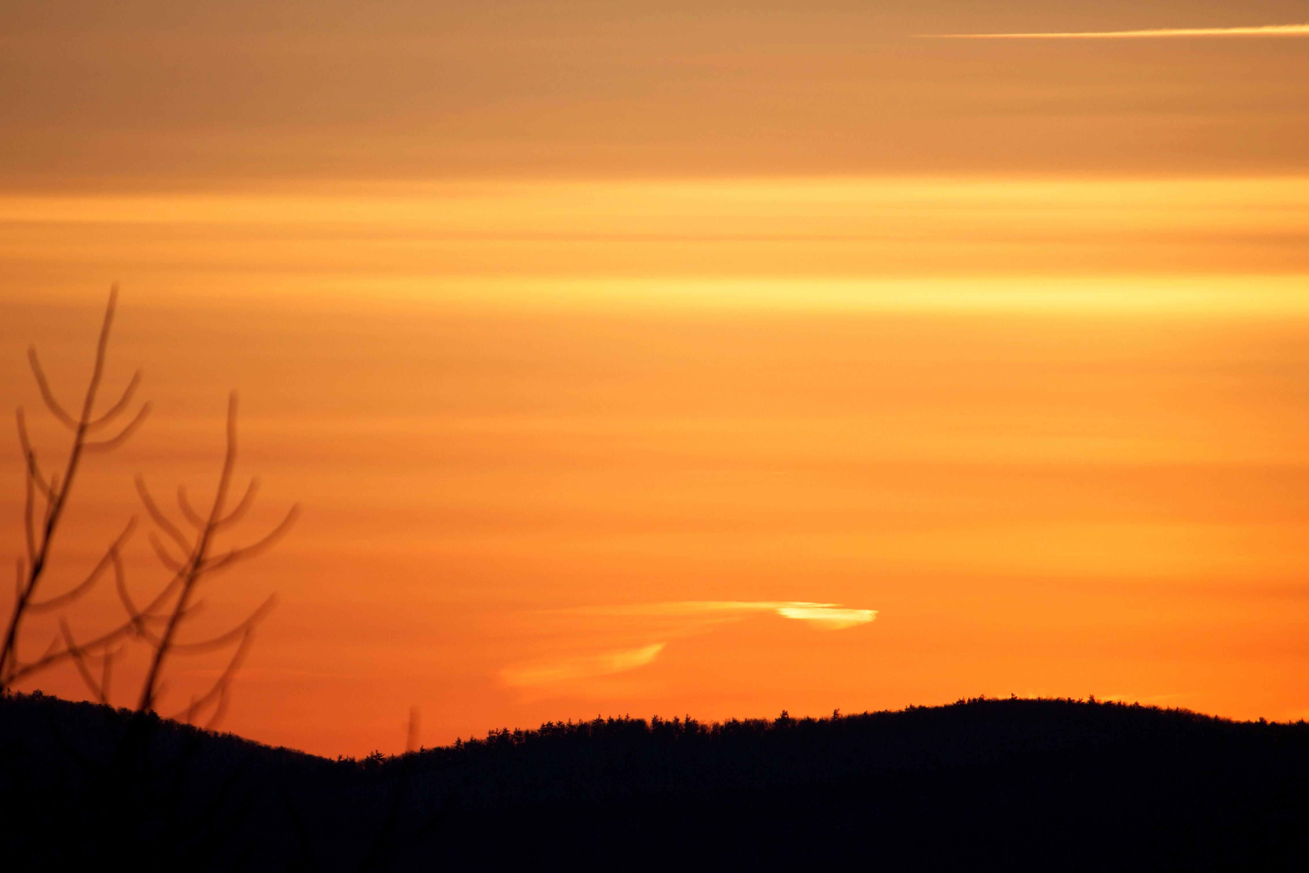 フリー写真画像 オレンジ色の夕日 夕焼け 山 雲