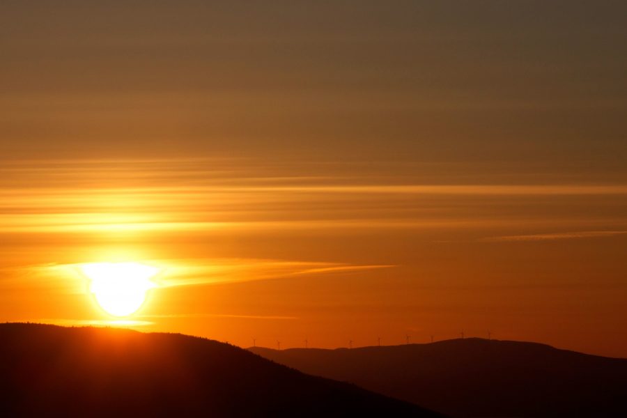 жовтувато sunset помаранчевого заходу сонця барвисті, захід сонця, гори, Силует, хмари