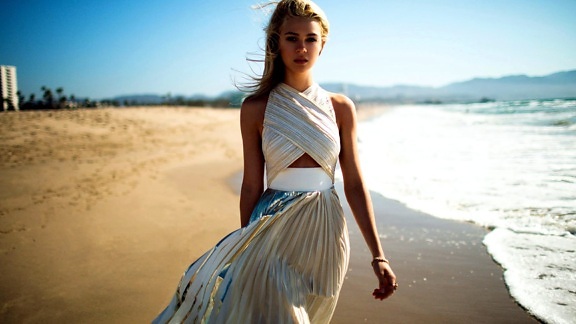 mooie vrouwen, witte jurk, wandelen, strand