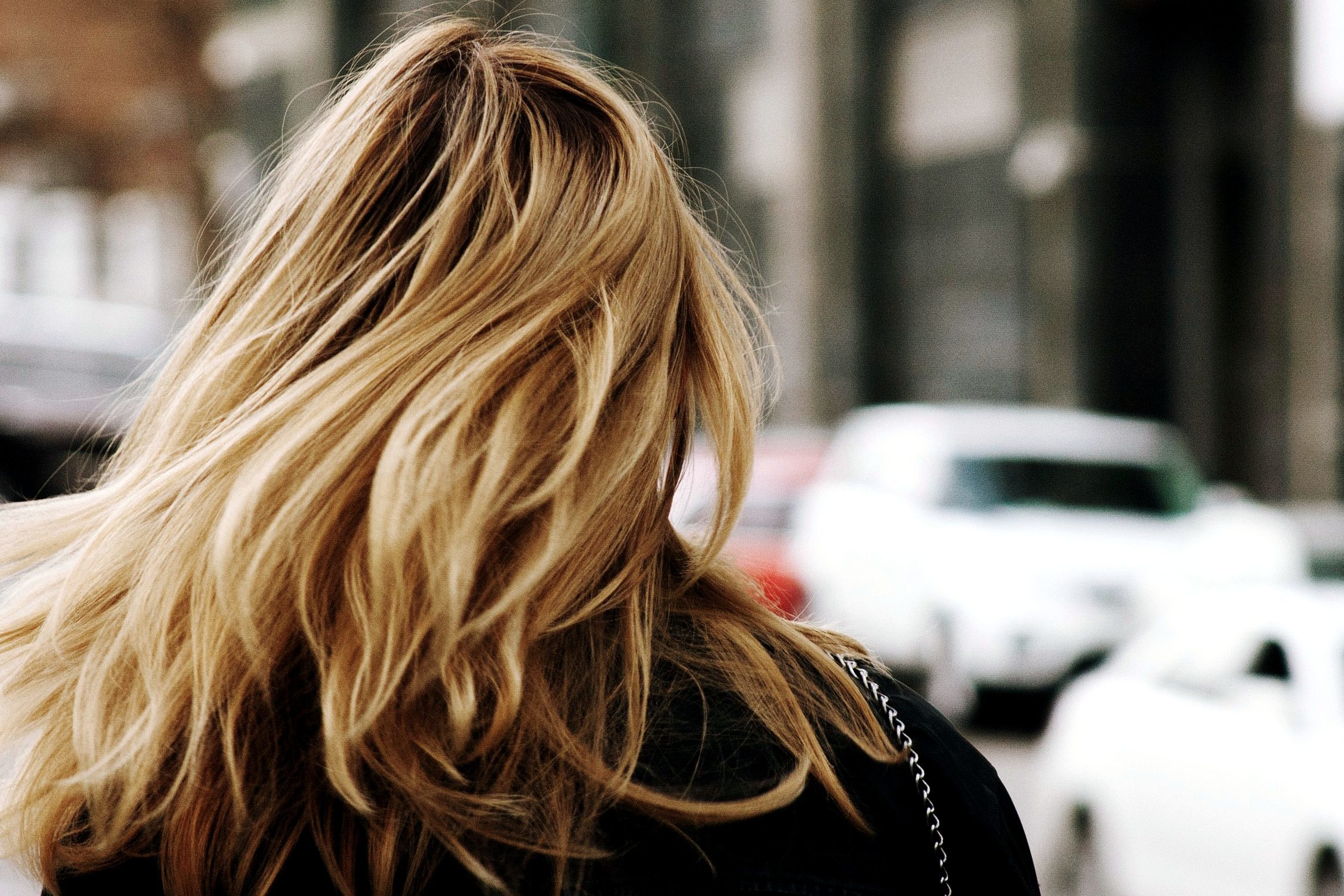Blonde woman with wavy hair looking back - wide 6