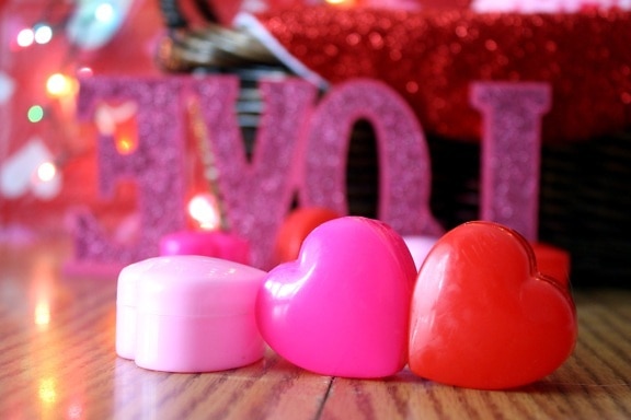 キャンドル、ハート、バレンタインの日の愛します。