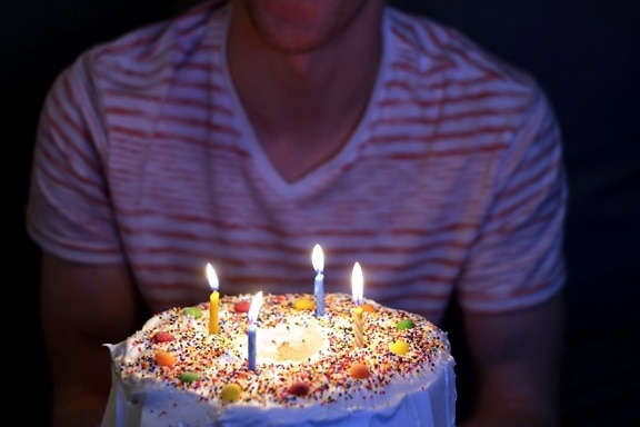 osoba, narozeninový dort, čtyři svíčky