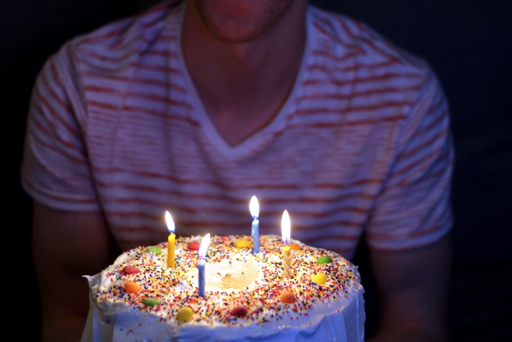 persona, torta de cumpleaños, cuatro velas