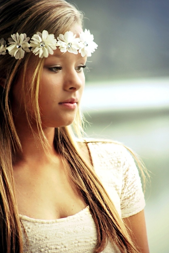 menina bonita, cabelo loiro, flores brancas