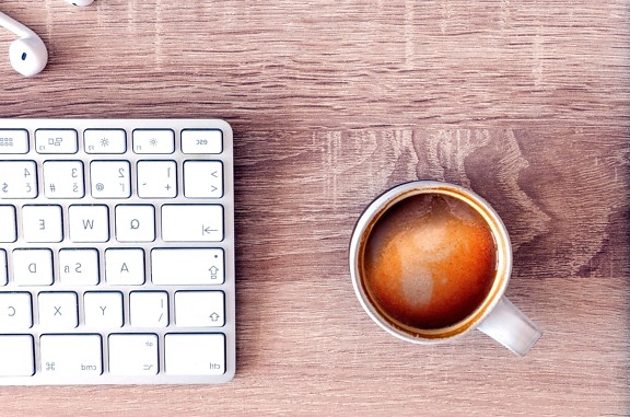 teclado de computador, xícara de café, mesa, mesa de madeira