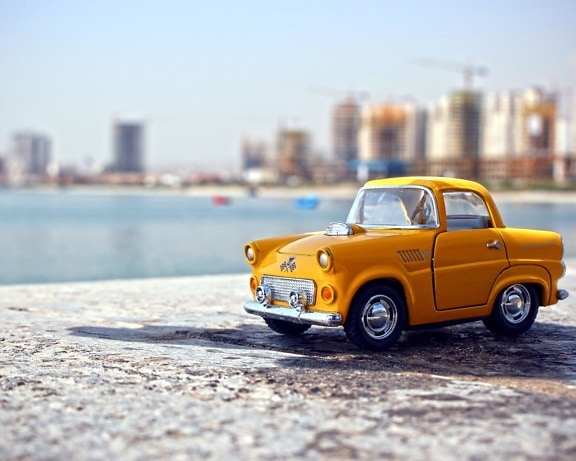 pequeño coche amarillo, juguete, playa
