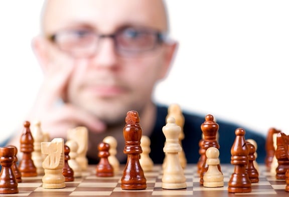 mand spiller skak, spil