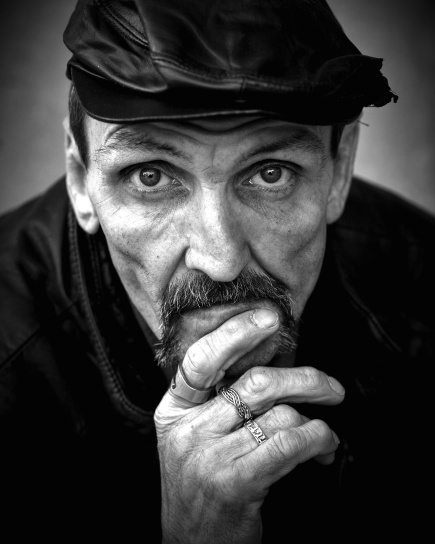 čovjek portret, foto model, stara osoba, šešir, u sivim tonovima