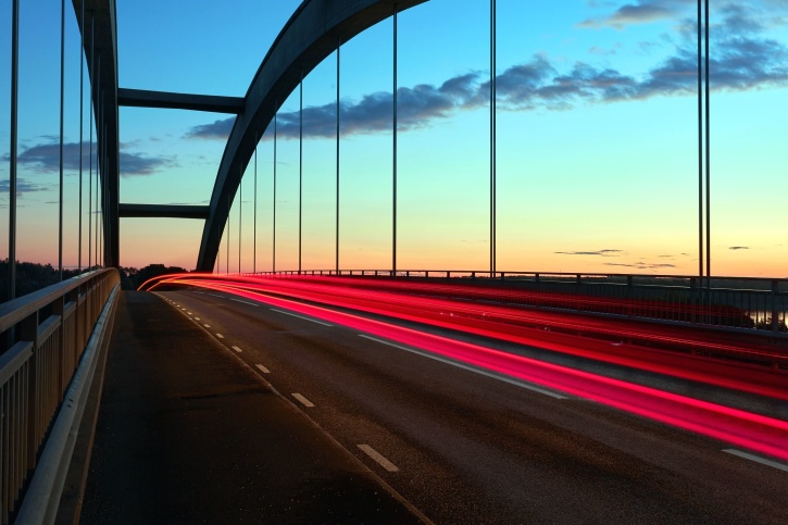 červené světlo, silniční most, soumrak, obloha