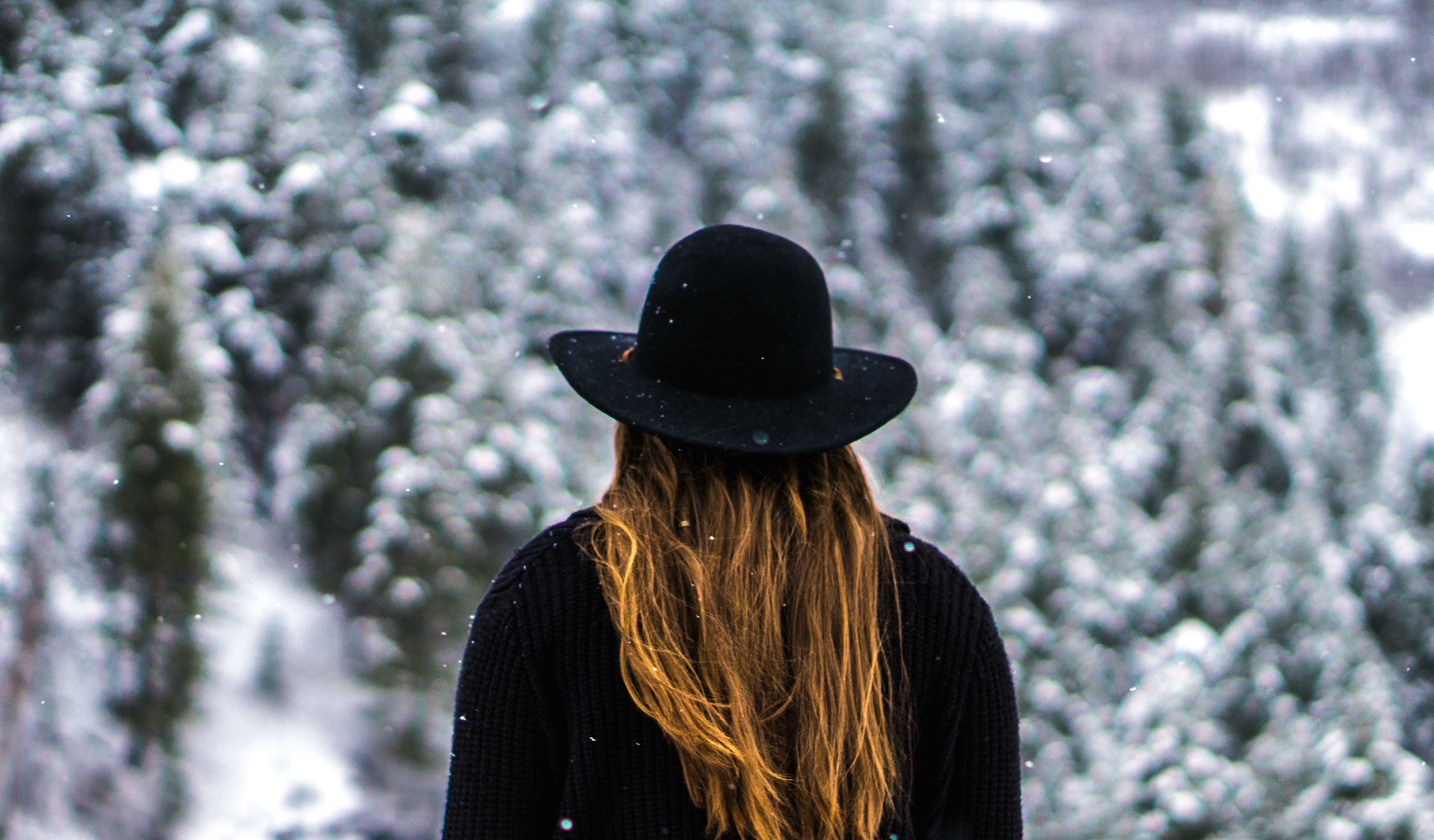 Девушка в шляпе зима
