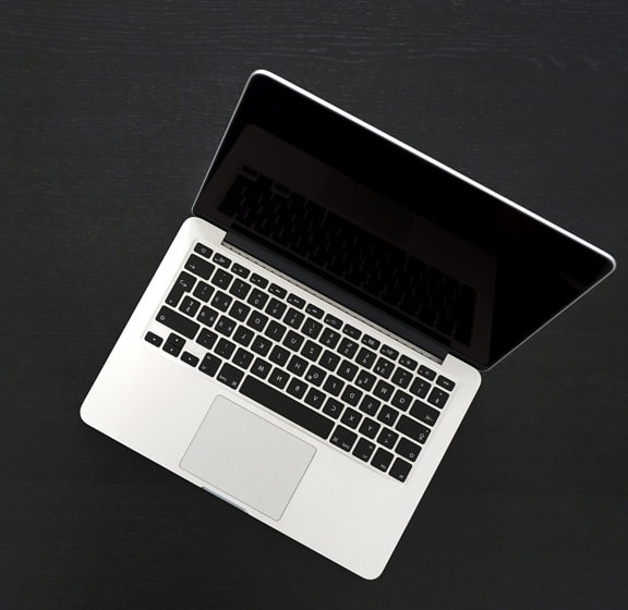 Laptop-Computer, schwarzer Bildschirm
