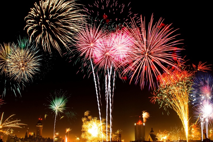 fuegos artificiales de colores, año nuevo, celebración