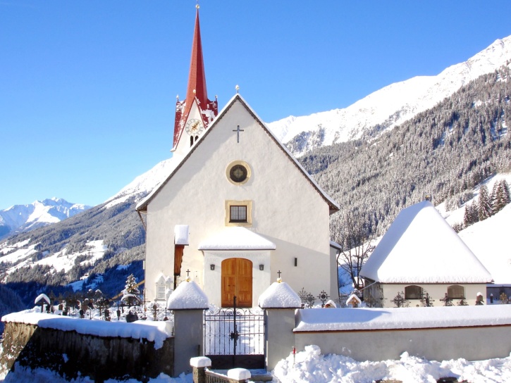 idylická krajina, hory, kostel, zimní