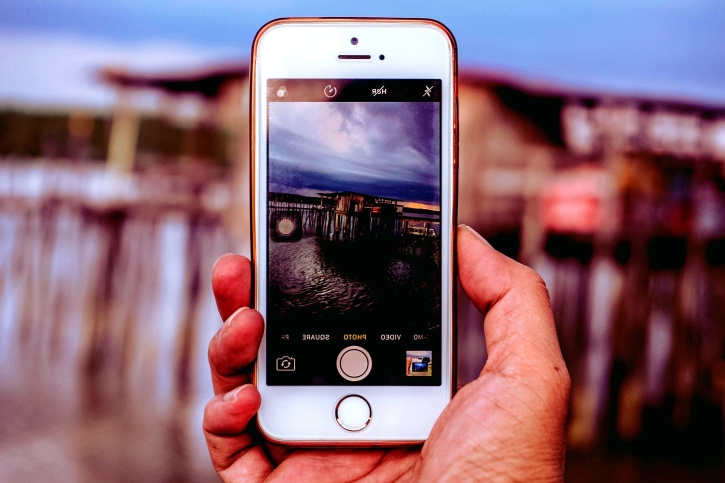 Hand, iPhone, die Foto macht, Landschaft