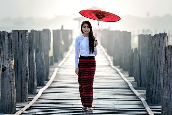 docela ázijské dievča, dážď, červený dáždnik