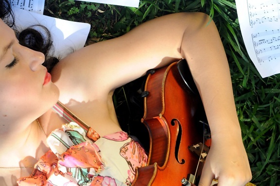 tyttö pelissä viulun
