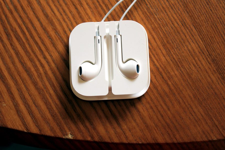 малки бели слушалки