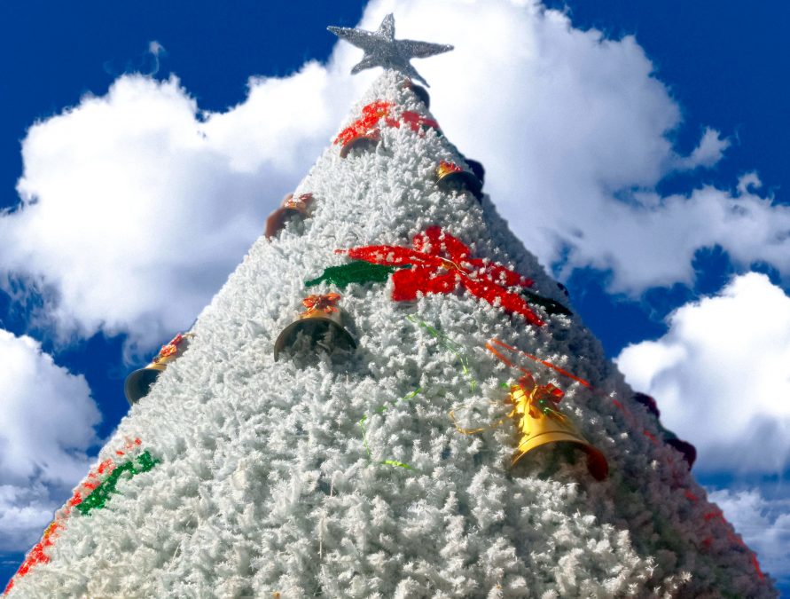 biely vianočný stromček, dekorácie