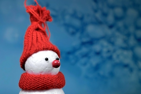 снежен човек, червена шапка, червен шал