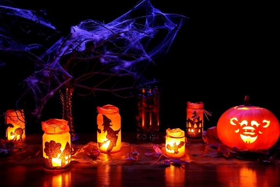 Halloween, latarnie, dyni, pajęczyn