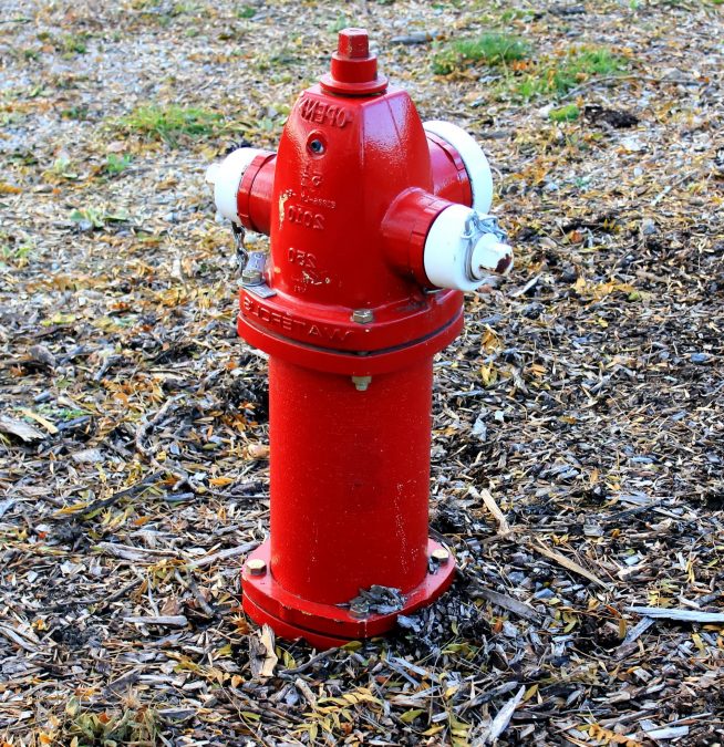 красный пожарный гидрант