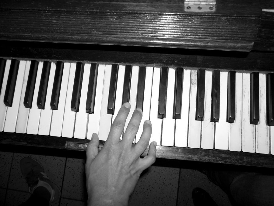 tangan bermain piano, musik