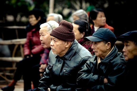 personnes âgées asiatiques, foule