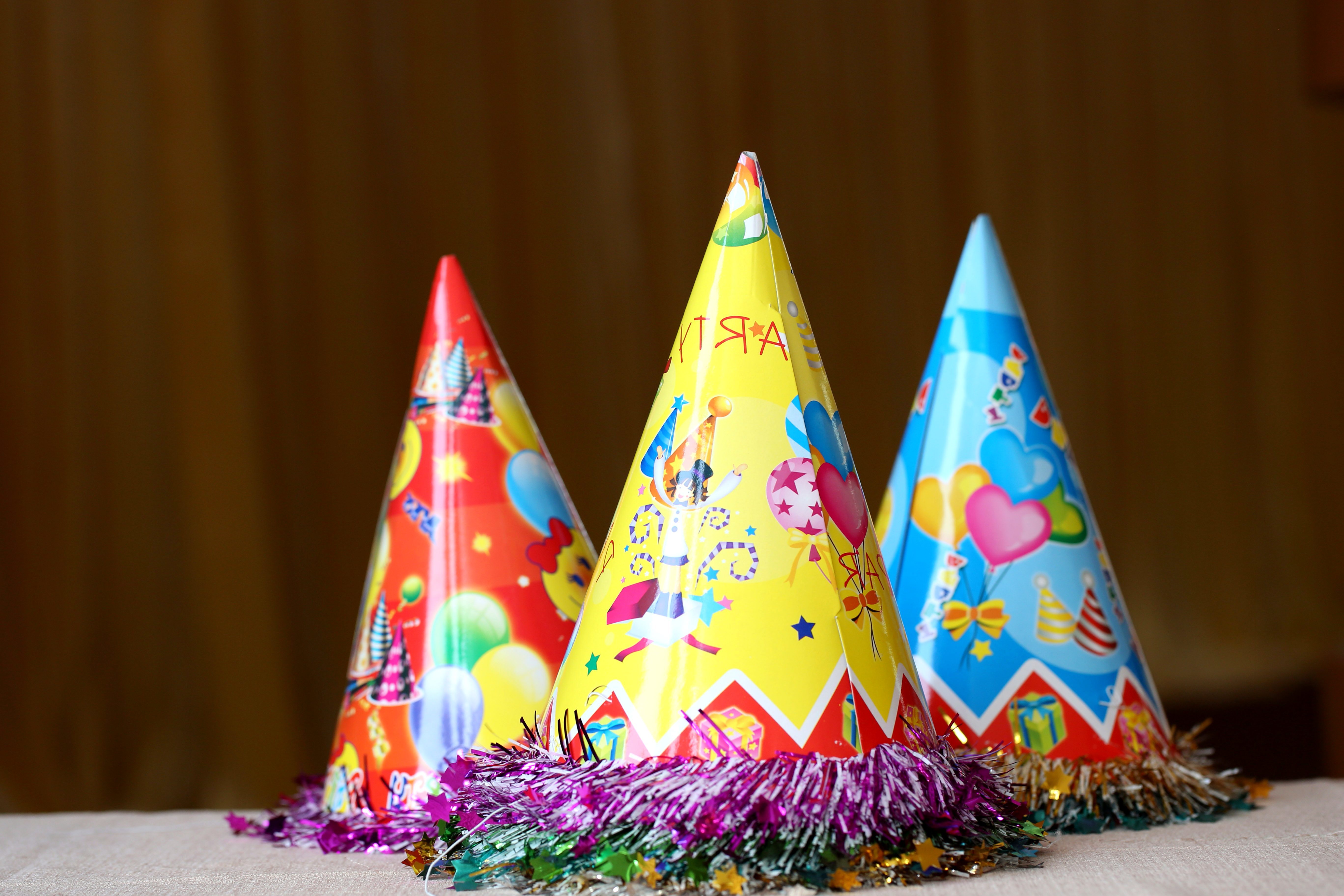 happy-birthday-balloons-party-hats