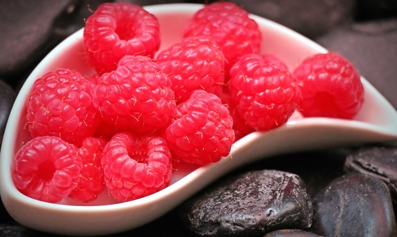 rojo frambuesa, fruta, cuenco de cerámica, vitaminas