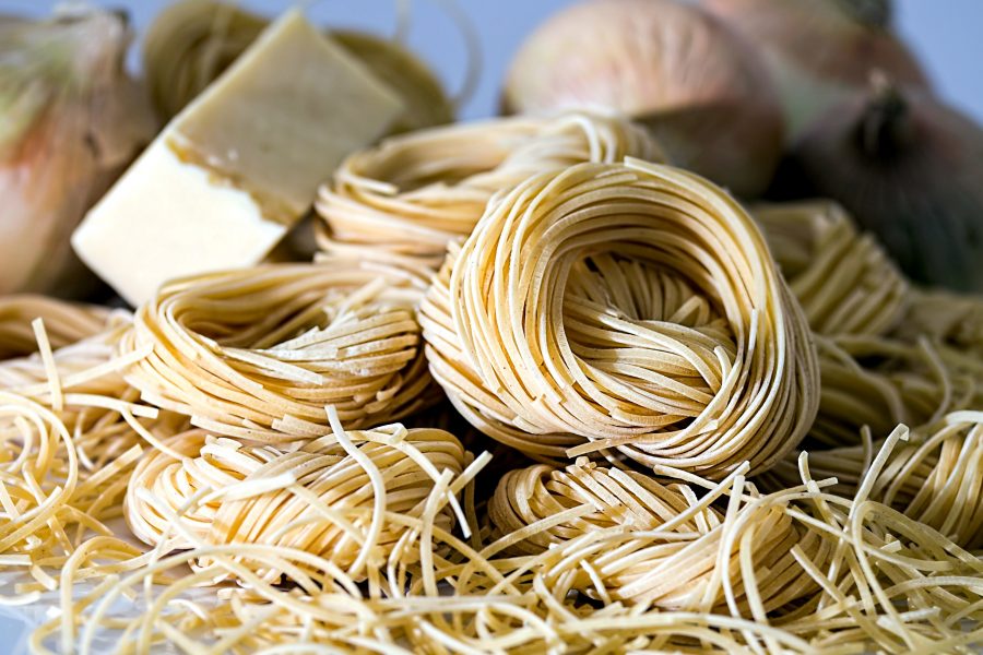 храна намотки, тестени изделия и спагети