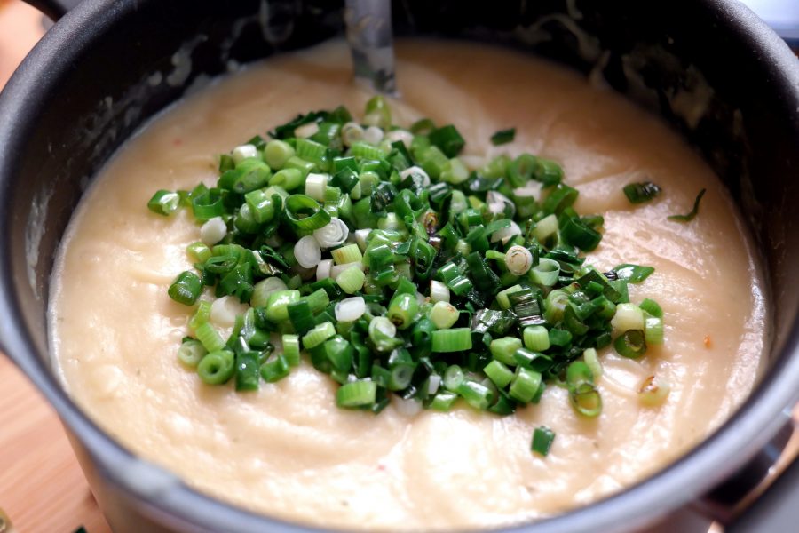 kartoffel suppe, grønne løg, pot